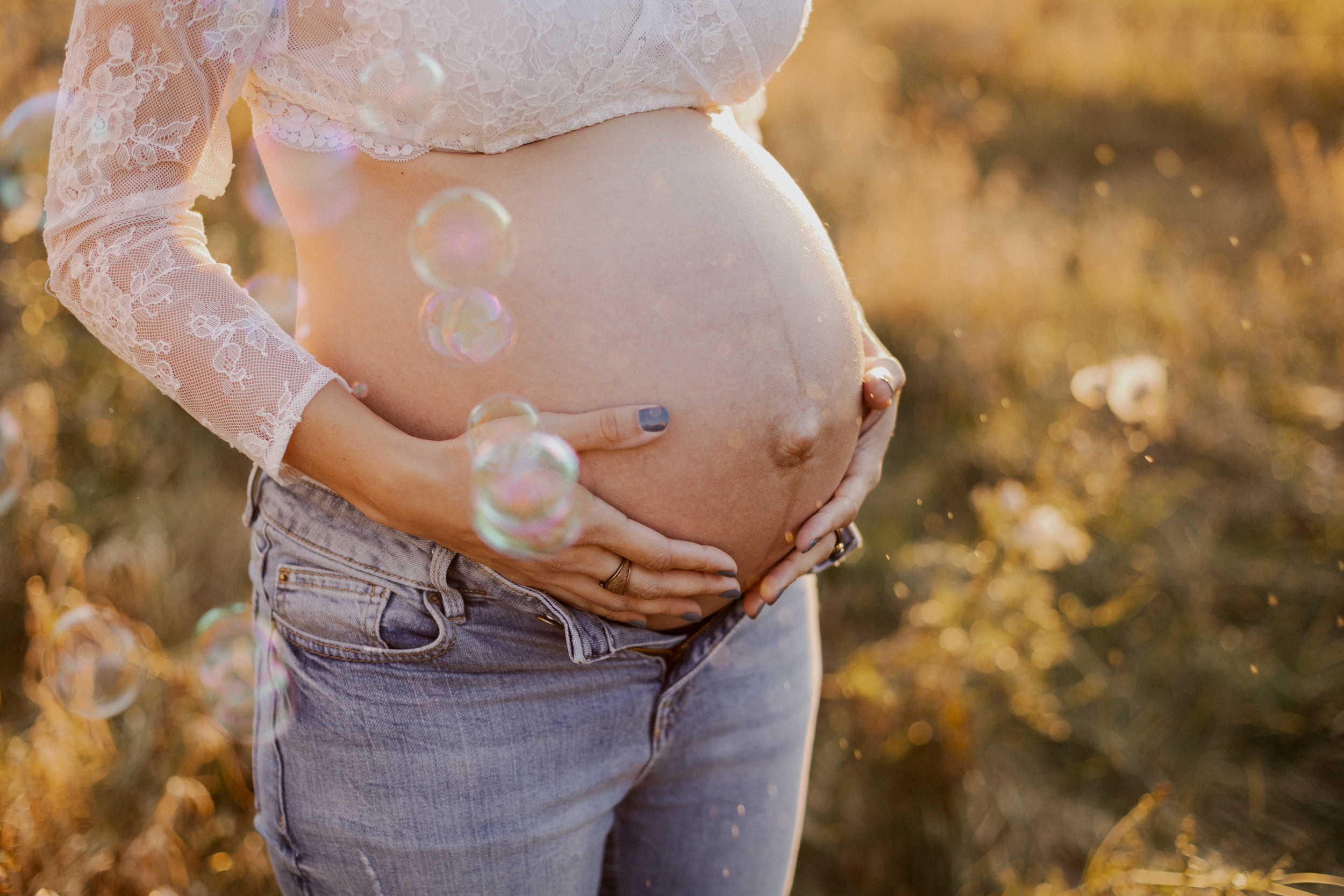 Familienshooting in Form eines Babybauchshootings in der Gegend von Pößneck, Saalfeld, Rudolstadt, Jena, Greiz und in ganz Ostthüringen - Laura Heinrich Fotografin aus Leidenschaft